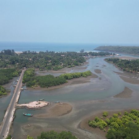 ホテル The Mangrove Achra エクステリア 写真