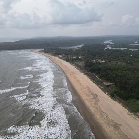 ホテル The Mangrove Achra エクステリア 写真