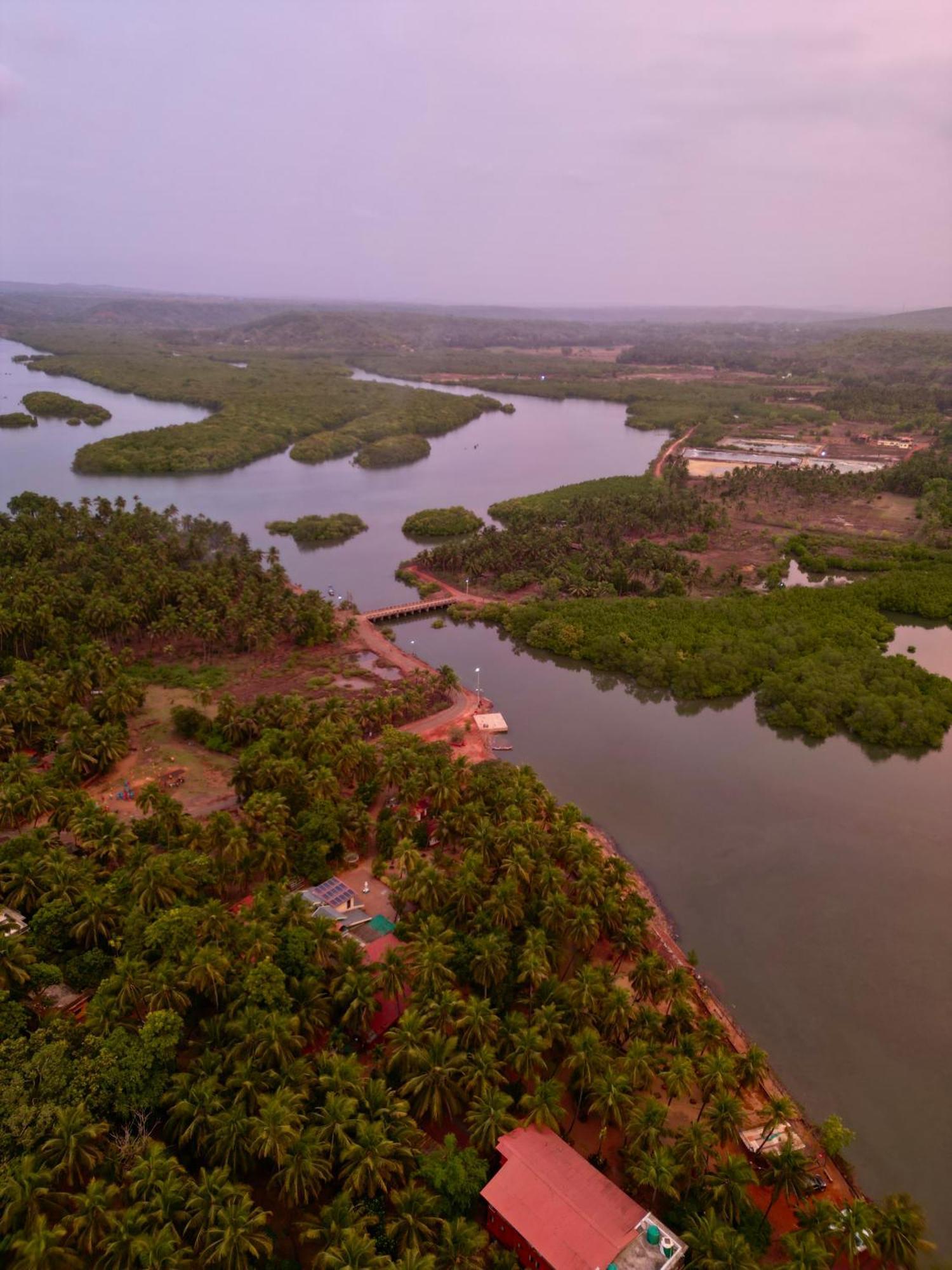 ホテル The Mangrove Achra エクステリア 写真